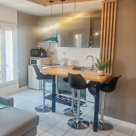 F1 220 Metre De La Gare דירה *