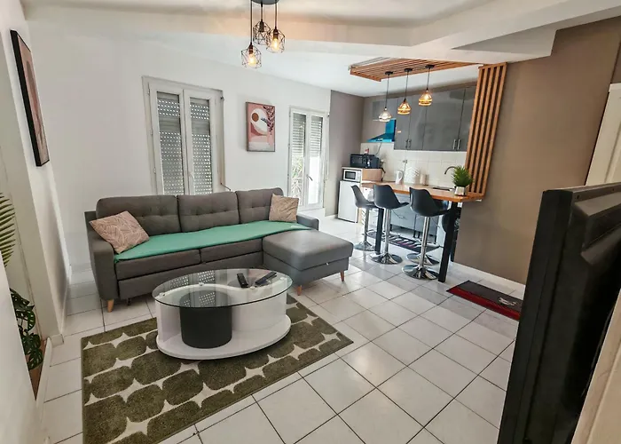 F1 220 Metre De La Gare Perpignan